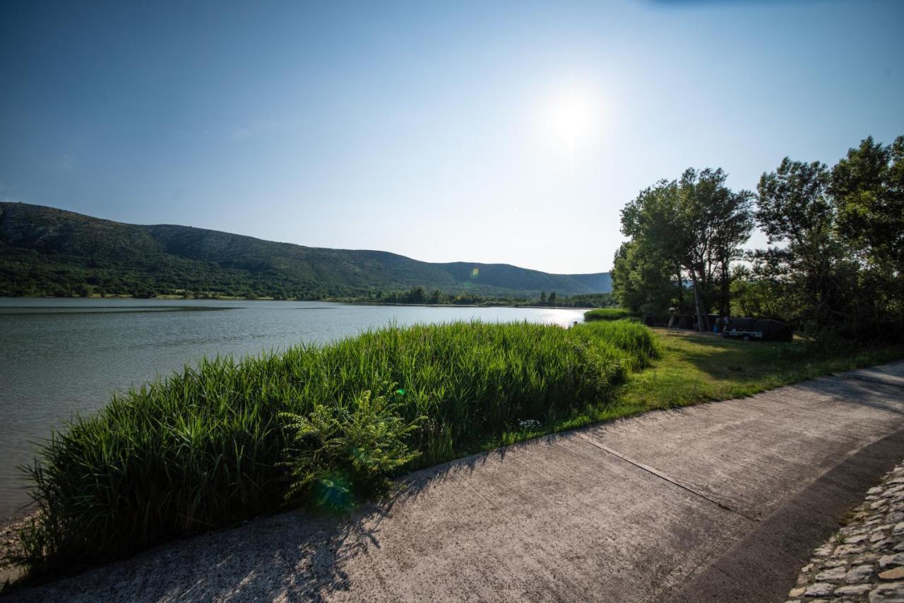 Apartman Sous Les Rochers Grizane-Belgrad Exterior photo